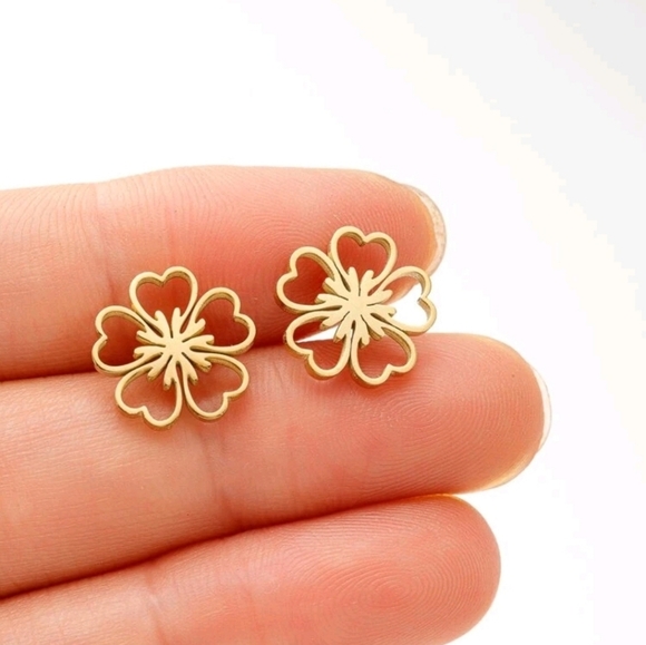 Stainless‎ Steel 14 k gold plated flower stud earrings for women - Picture 2 of 2